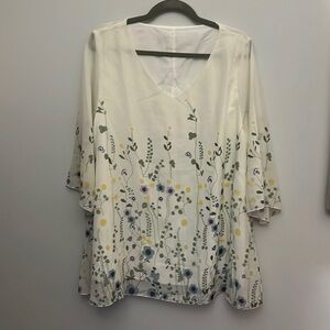 Beautiful, flowered blouse fully lined